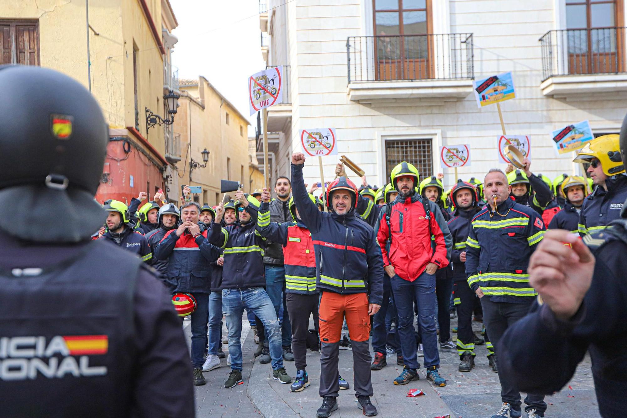 Protesta de los bomberos ante el pleno del Consell contra la Unidad ...