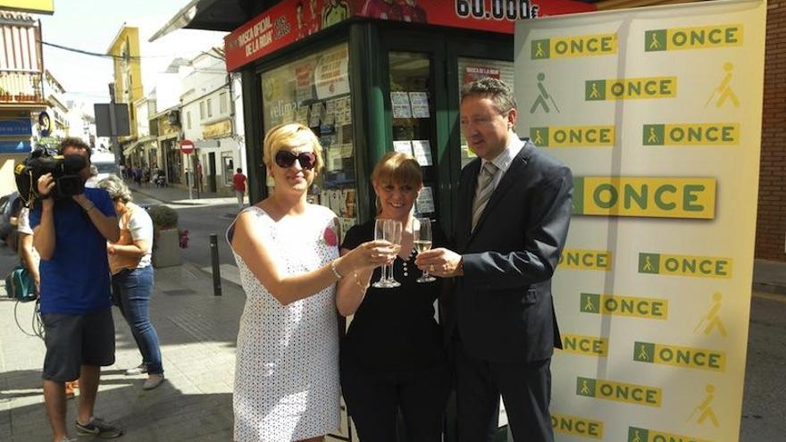 La vendedora de la ONCE, Dolores León(c) brinda con el director provincial de esta organización, Cristóbal Martínez y la directora en Vélez-Málaga, María José Gómez tras saber que vendió el único cupón acertante en el sorteo de ayer del &quot;7/39&quot; de la ONCE, premiado con 10.460.411 euros, lo que supone el mayor premio conseguido con este juego.