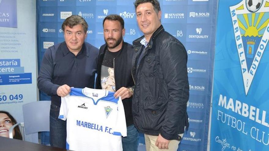 Apoño, en el momento de su presentación oficial como nuevo jugador del Marbella FC.