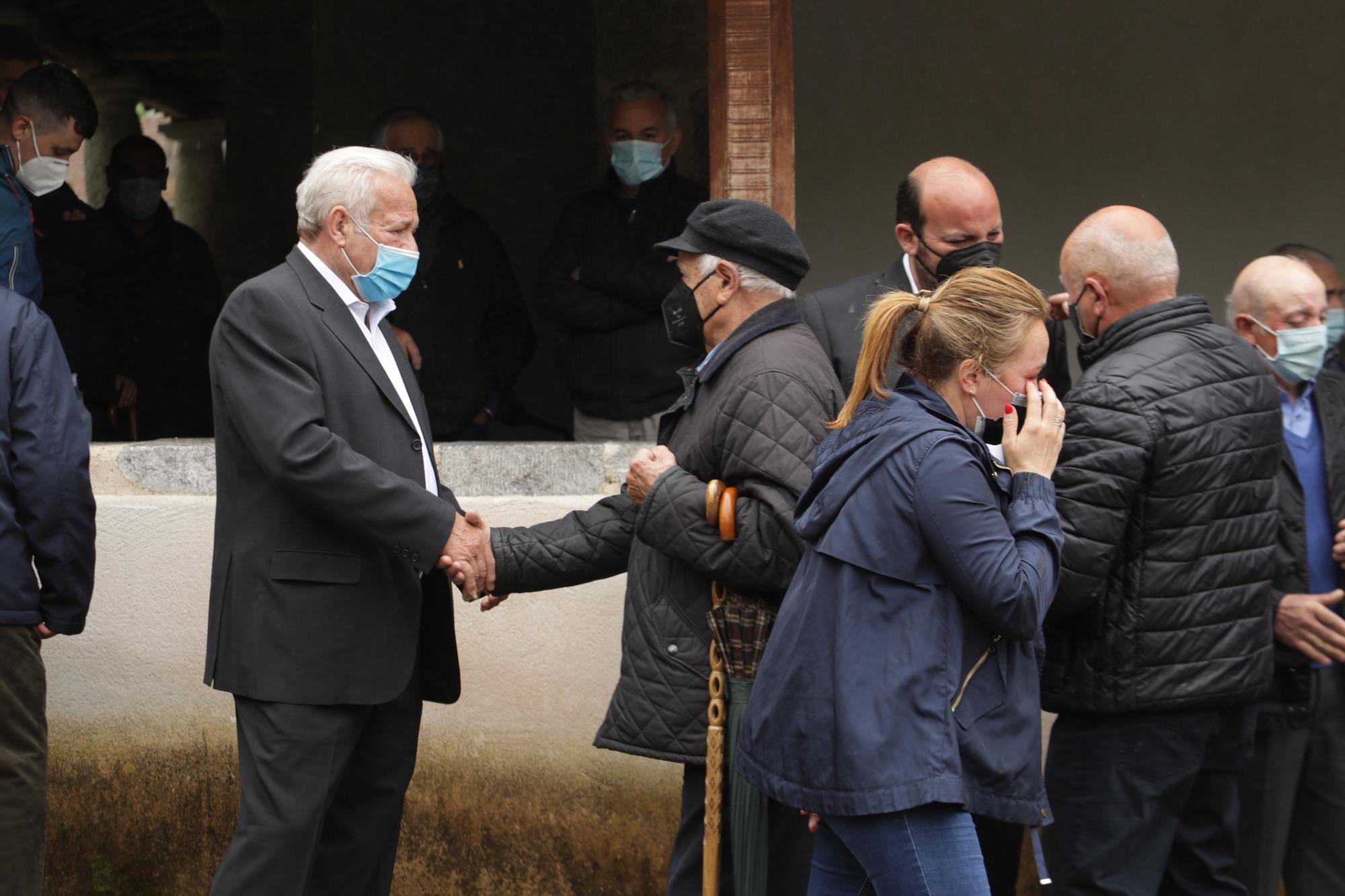 Emotivo funeral por Teresa Aladro, asesinada en Laviana por su exmarido