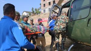 Los servicios de emergencias efectuando tareas de rescate en Nepal. 