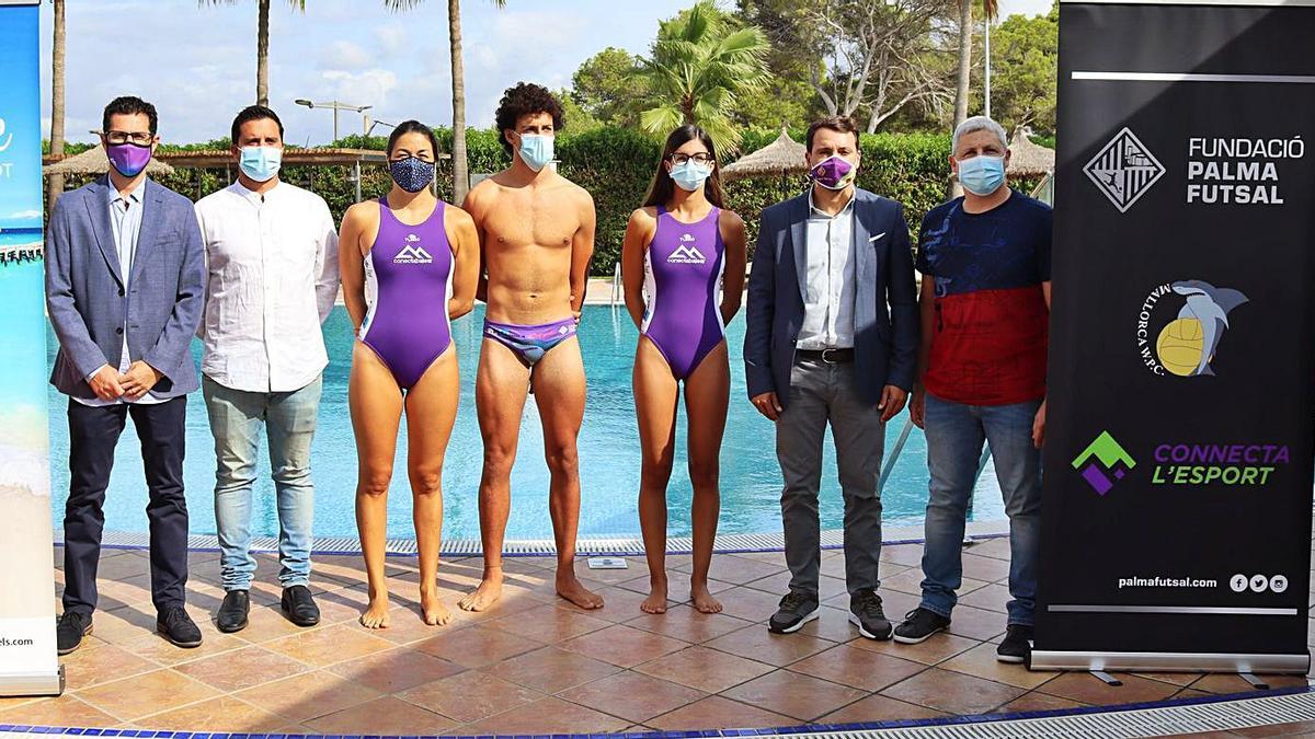 Los nadadores del Mallorca Waterpolo Club posan ayer en la presentación del acuerdo.