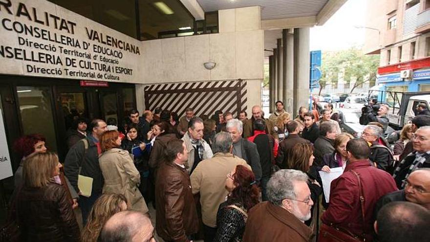 Directores de colegios de toda la provincia se concentraron ante Educación para que se atiendan sus peticiones