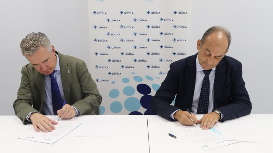 Firma del convenio de colaboración entre Gabriel Pérez, rector de Loyola, y Rafael Casaño, presidente del Colegio de Farmacéuticos.
