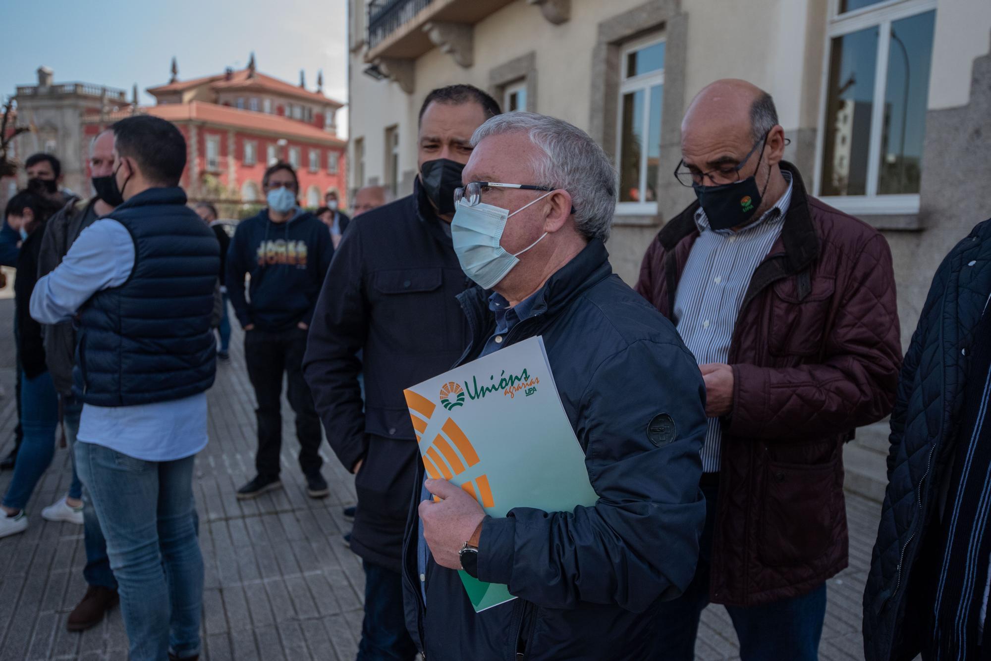 Concentración de ganaderos ante la Delegación del Gobierno en Galicia