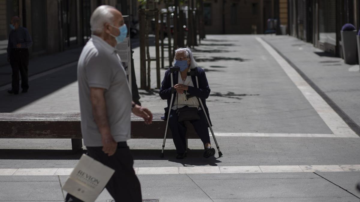 Personas mayores pasen por Zamora.