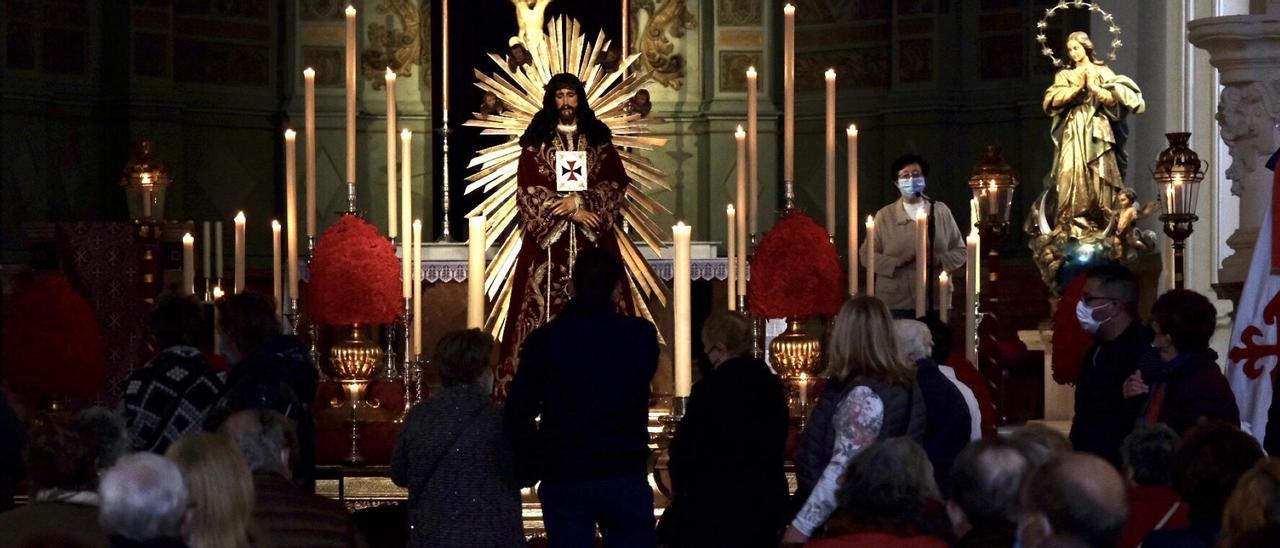 Veneración al Cristo de Medinaceli en la iglesia de Santiago