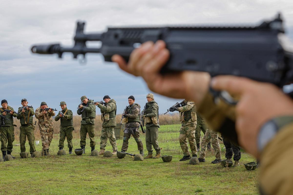 Reservistas rusos recién movilizados participan en un entrenamiento en un campo de tiro en la región de Donetsk