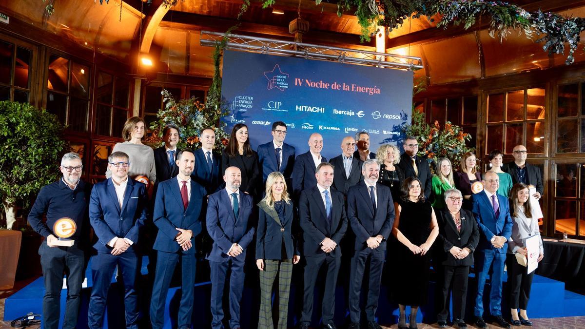 Foto de familia tras la entrega de los premios anuales en la Noche de la Energía.