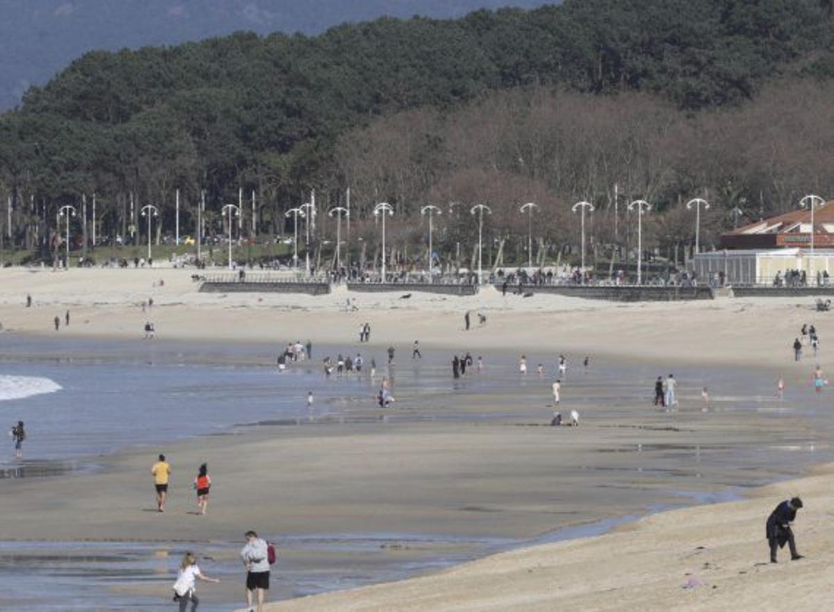 Atardecer en  Vigo, con las luces de Navidad encendidas.  | Marta G.Brea