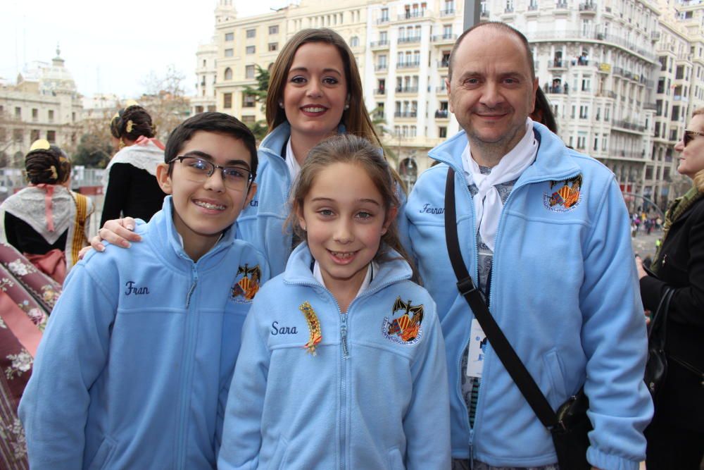 Falla Francisco Climent-Uruguay. Presidentes y falleras mayores tienen polares de color azul celeste... pero no tiene nada que ver con "Uruguay". Es casualidad.