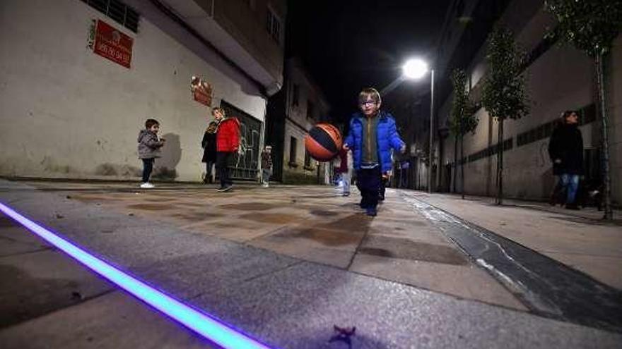 Un niño juega en la calle Gorgullón. // Gustavo Santos