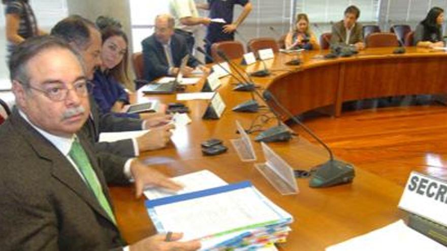 Domingo Berriel, a la izquierda, en la reunión de la Cotmac del pasado lunes. iJUAN CARLOS CASTRO