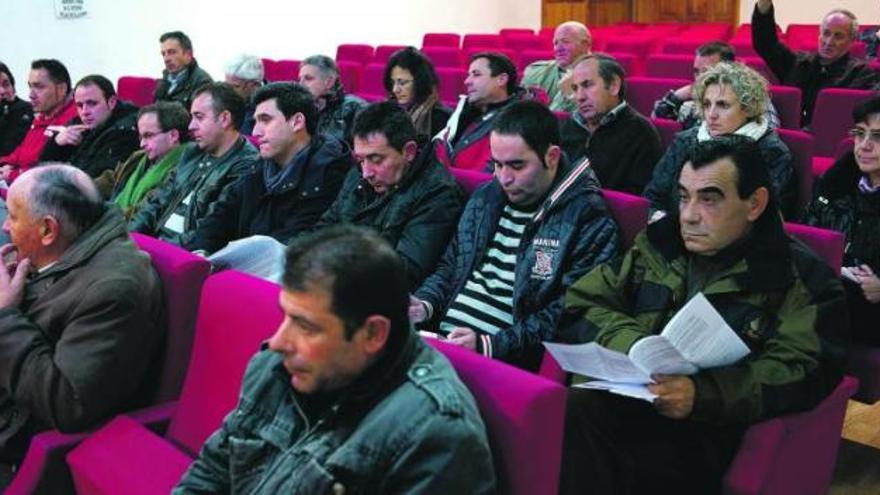 Un momento de la asamblea de concejales de la Mancomunidad del agua, anoche, en la Casa de Cultura «La Encomienda».