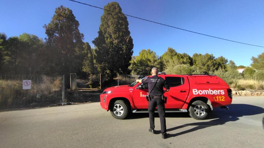 Alarma en Xàbia por un incendio en una pinada que linda con el parque del Montgó