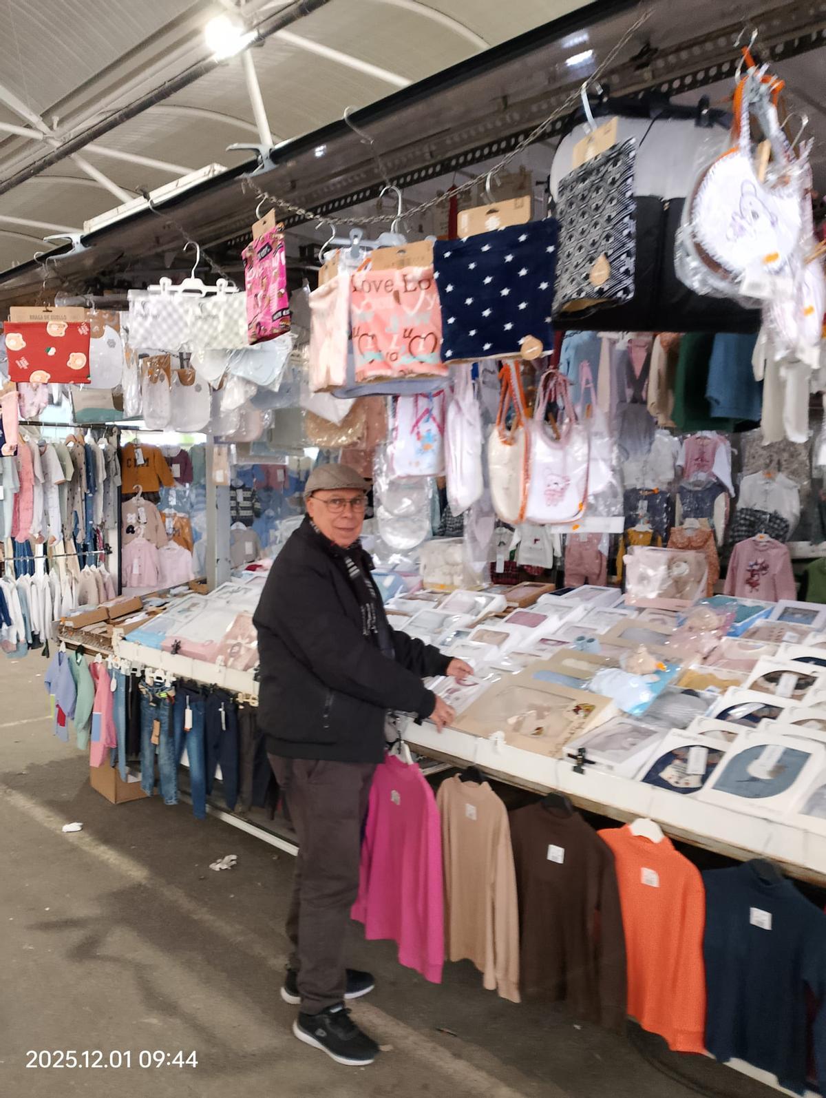 Manolo, en su puesto de textil.