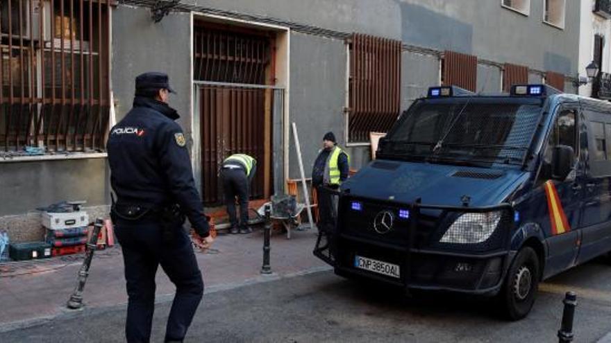 La Policia desallotja un edifici ocupat per Hogar Social.