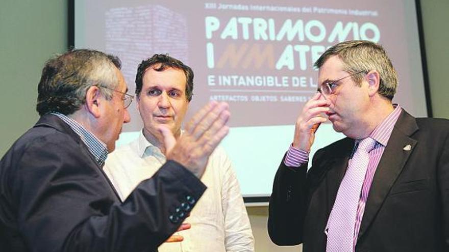 Por la izquierda, Miguel Ángel Álvarez Areces, Joaquín López e Hilario López, en el inicio de las Jornadas de Incuna.