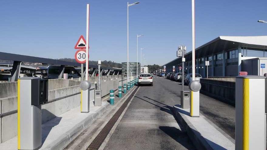 Aena instaló ya las máquinas y barreras de acceso al parking exprés que abrirá en este trimestre. // Alba Villar