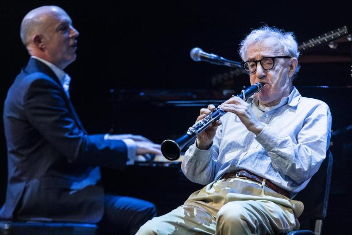 Woody Allen toca el clarinete en el teatro Tivoli de Barcelona en 2023.