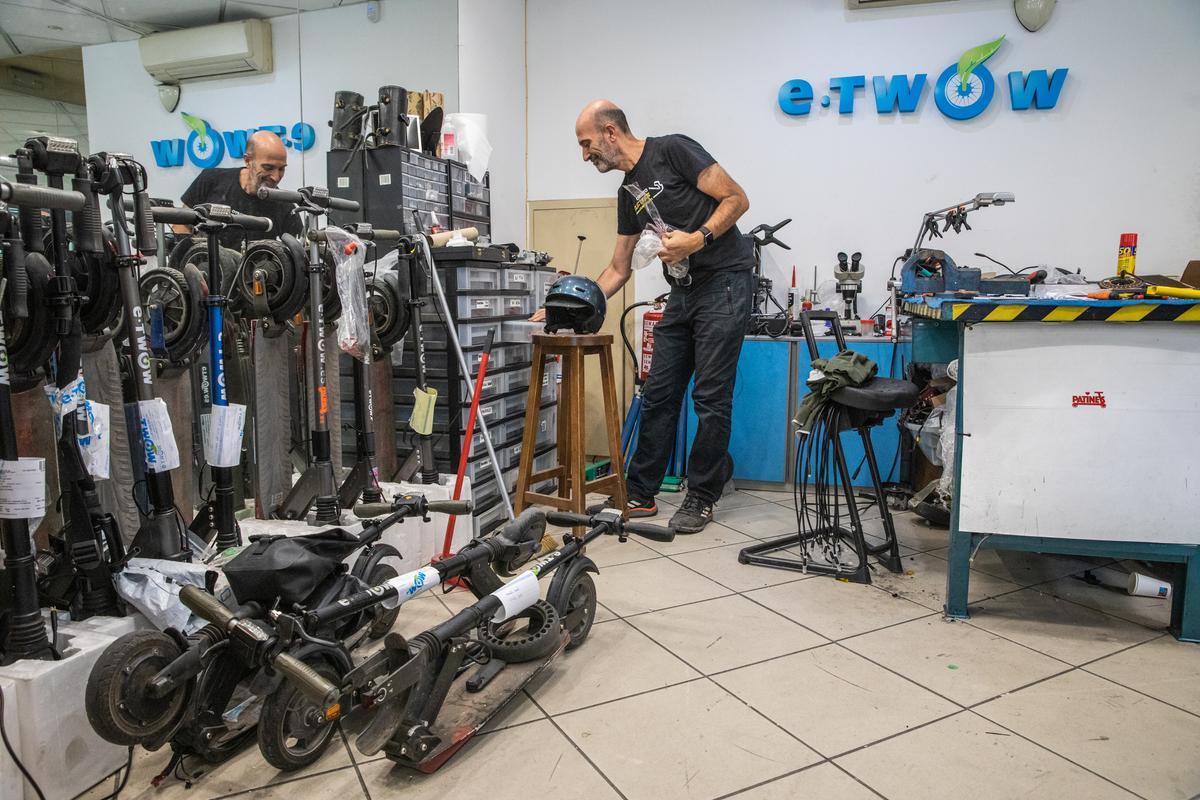 Ramon Boncompte, gerente de la tienda de patinetes eléctricos E-Twow Center Barcelona, trabajando en el taller