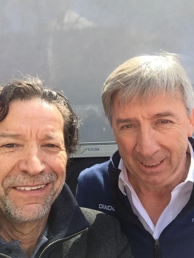 Jorge Zepeda, junto a Eusebio Unzué, mánager del equipo Movistar, el domingo en Barcelona.