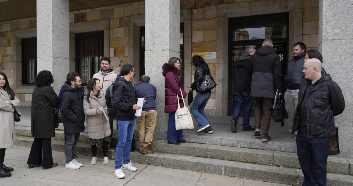 Los usuarios del AVE entregan sus quejas por el mal servicio.