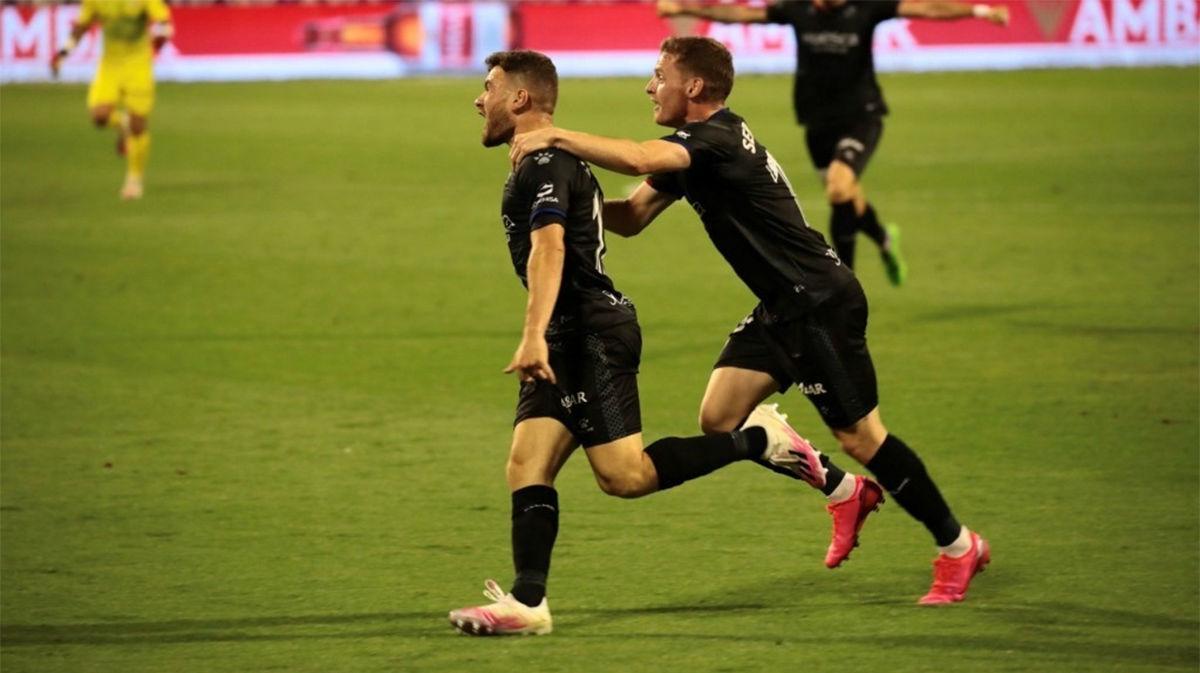 El Huesca amarga al Zaragoza en el 95 y no se descuelga del ascenso directo