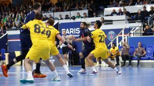 Nikola Karabatic, braceando contra Petrus en los cuartos de final de la Champions de balonmano