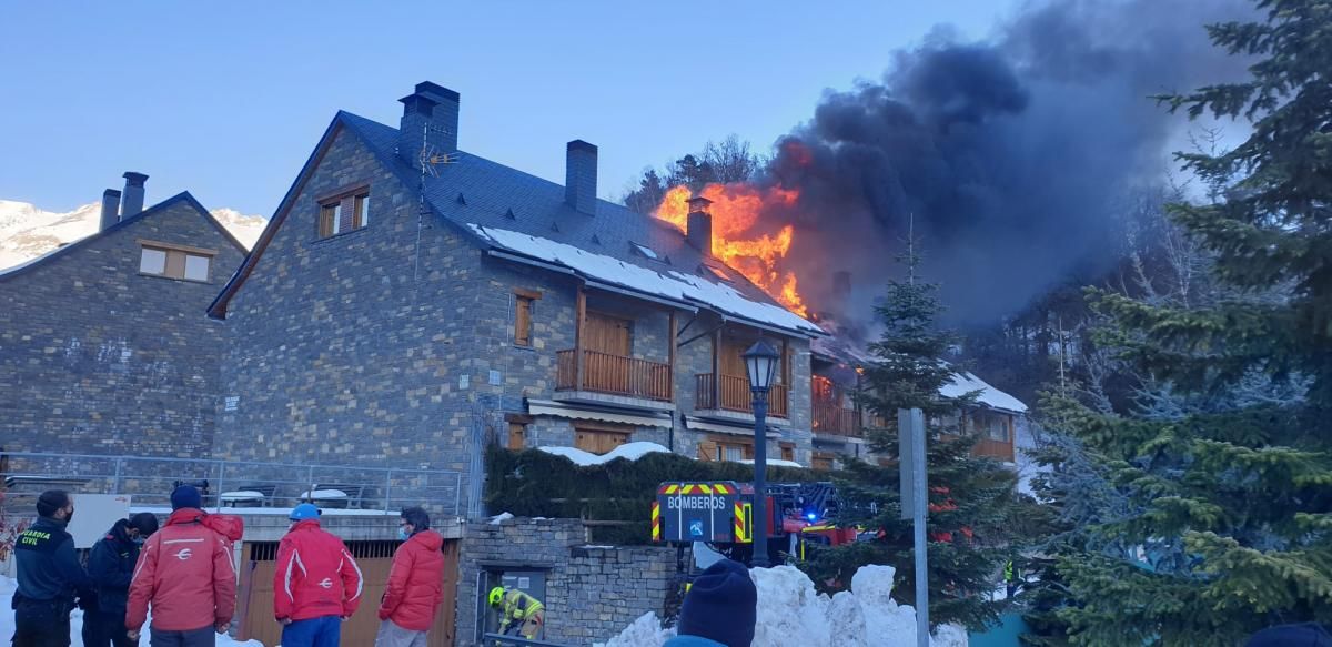 Un incendio calcina cuatro apartamentos en Tramacastilla de Tena