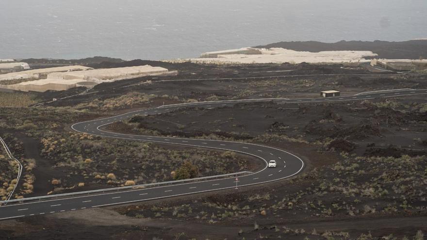 La primera carretera ‘arrebatada’ al volcán de La Palma permite ya llegar a la costa