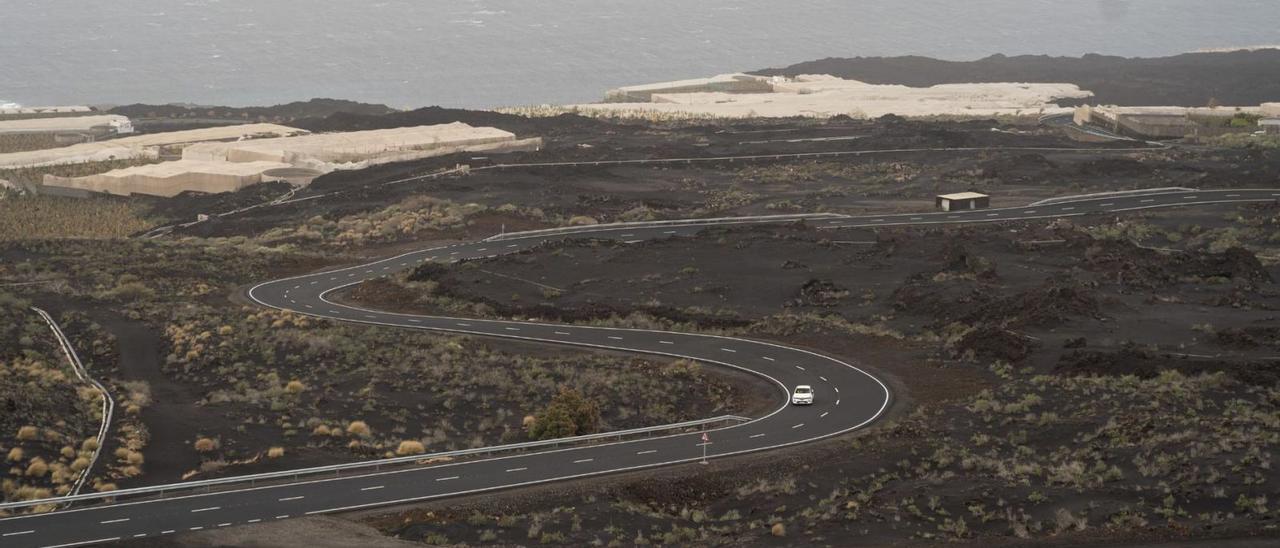 Tramo de la nueva vía abierta ayer entre Puerto Naos y La Bombilla. | | LP/DLP