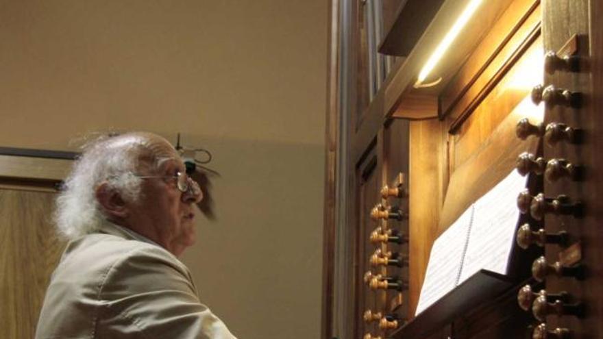 Adolfo Gutiérrez Viejo, en un concierto en la iglesia de San Pedro en Gijón.