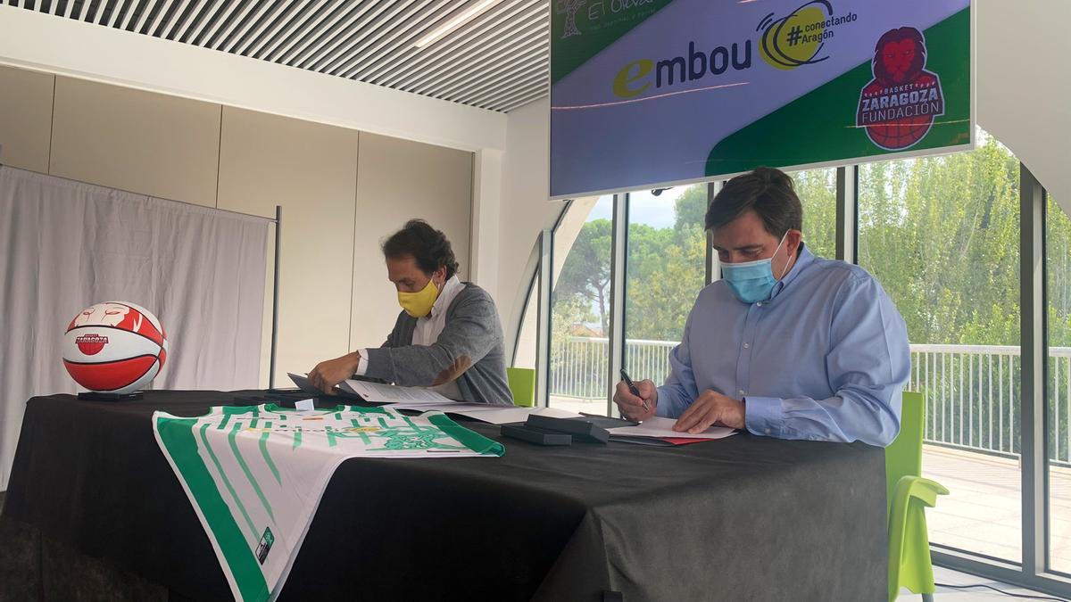 Momento exacto en el que Jorge Blasco y Reynaldo Benito rubrican la firma del acuerdo de patrocinio