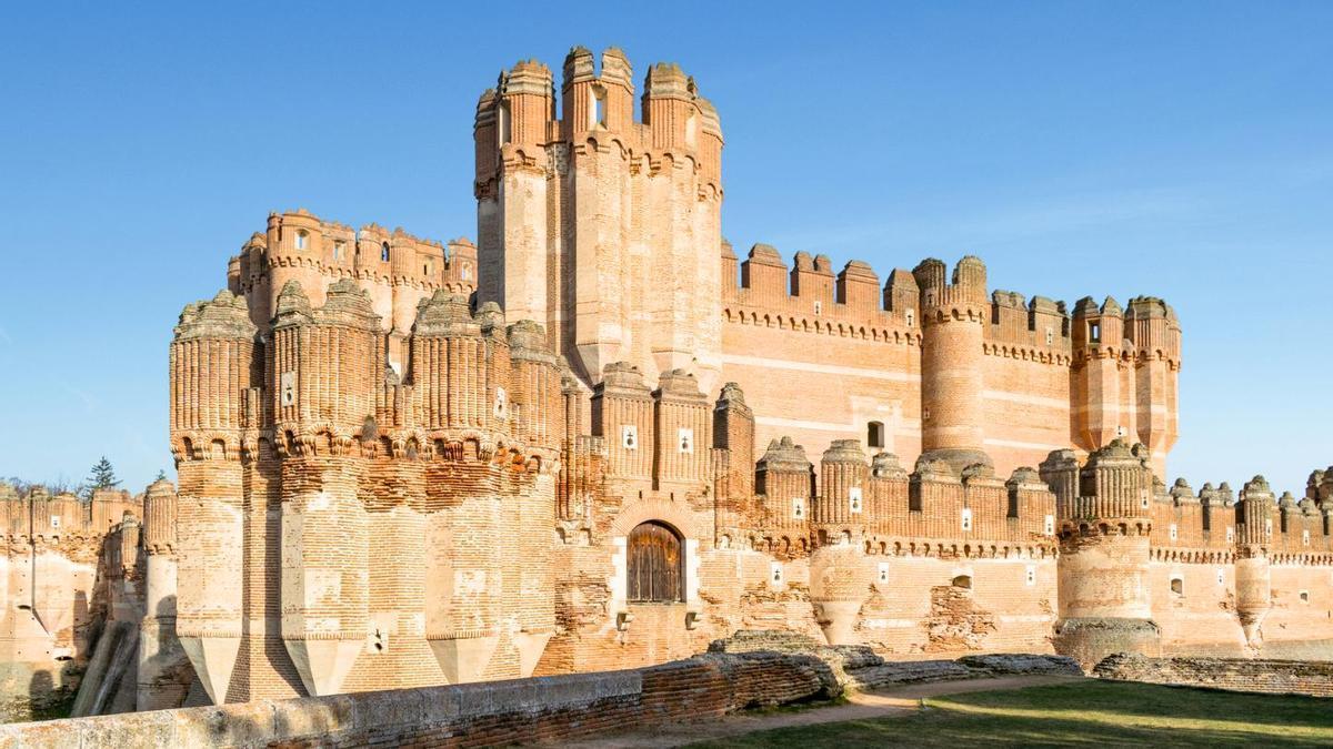 El imponente Castillo de Coca, una joya de ladrillo y arte mudéjar en Segovia