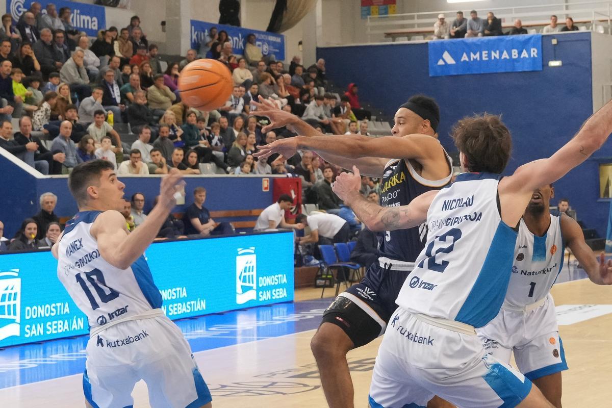 EN IMÁGENES: Así fue la victoria del Alimerka Oviedo Baloncesto en la cancha del Gipuzkoa Basket (79-93)