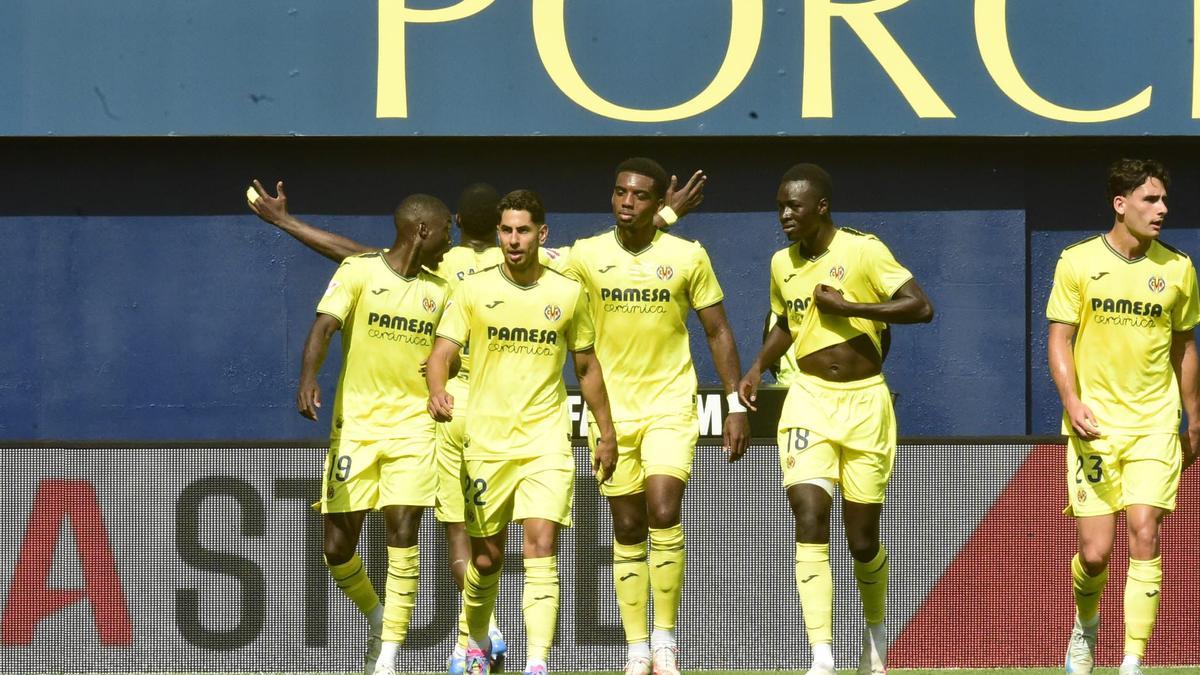 Los futbolistas del Villarreal celebran uno de los goles durante el duelo con Osasuna.