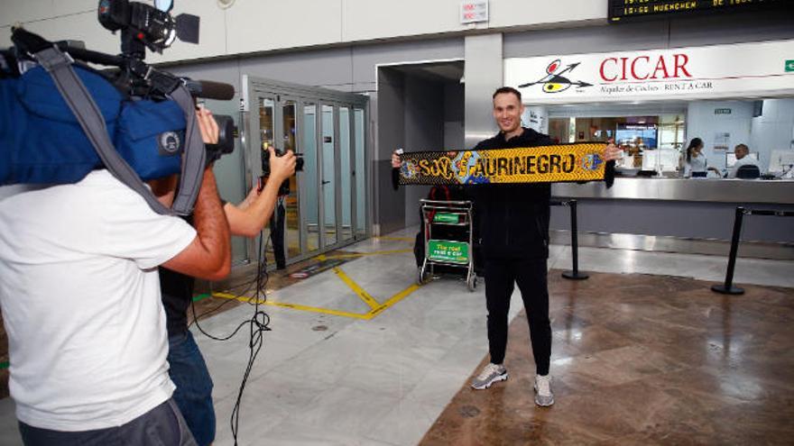 Huertas, con la bufanda del Canarias en el aeropuerto Tenerife Sur.