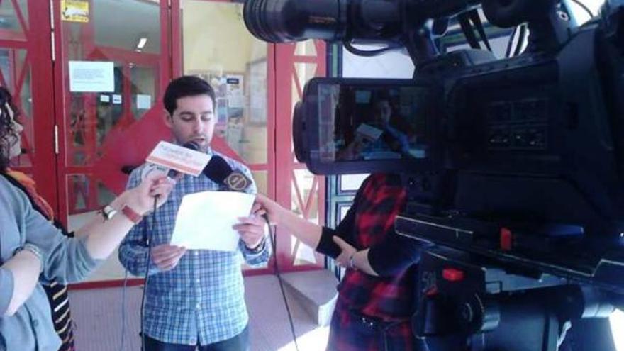 El exconcejal popular Jose Miguel López ayer, leyendo su escrito de dimisión en la calle.