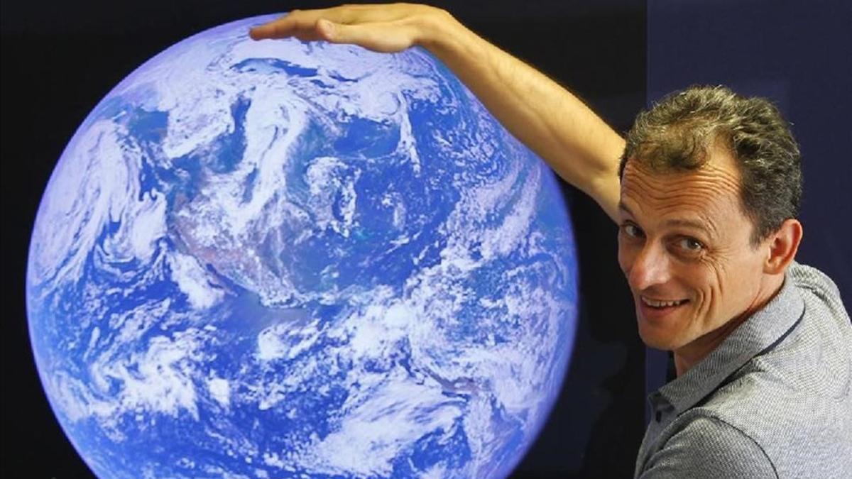 Pedro Duque ridiculiza a un 'youtuber' que dice que la Tierra es plana