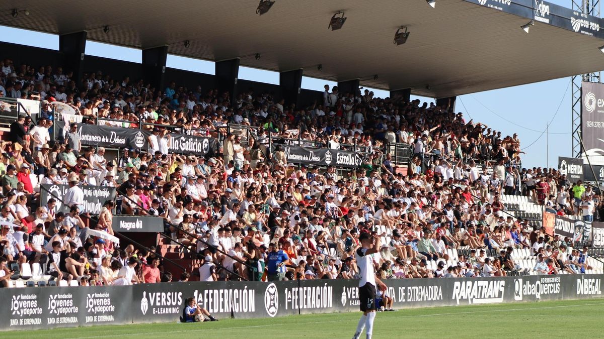 La tribuna del estadio Romano durante un partido del Mérida.