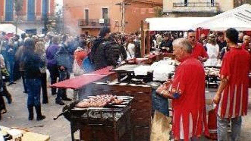 Parada a la plaça de la vila, on ahir es va servir carn a la brasa.