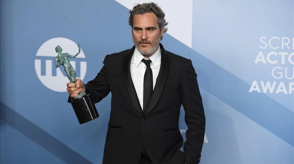 undefined51830759 19 january 2020  us  los angeles  joaquin phoenix poses with200120130352