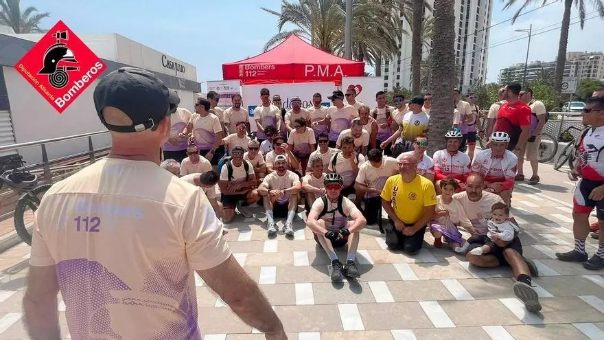 Más de setenta bomberos recorren la costa entre Benidorm y Alicante en la carrera solidaria contra la ELA