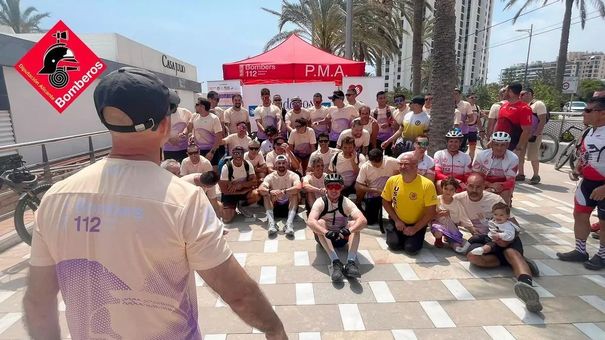 Más de setenta bomberos recorren la costa entre Benidorm y Alicante en la carrera solidaria contra la ELA