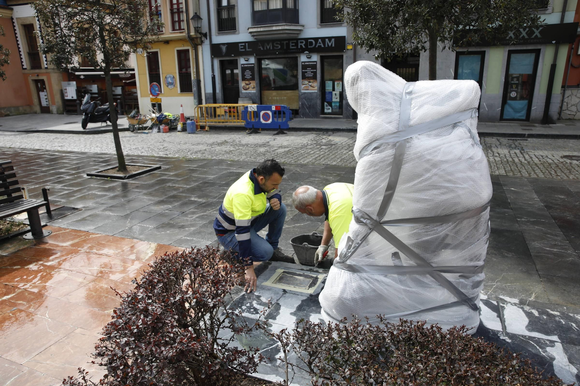 En imágenes: Así fue la instalación de la estatua de Rambal en Cimadevilla