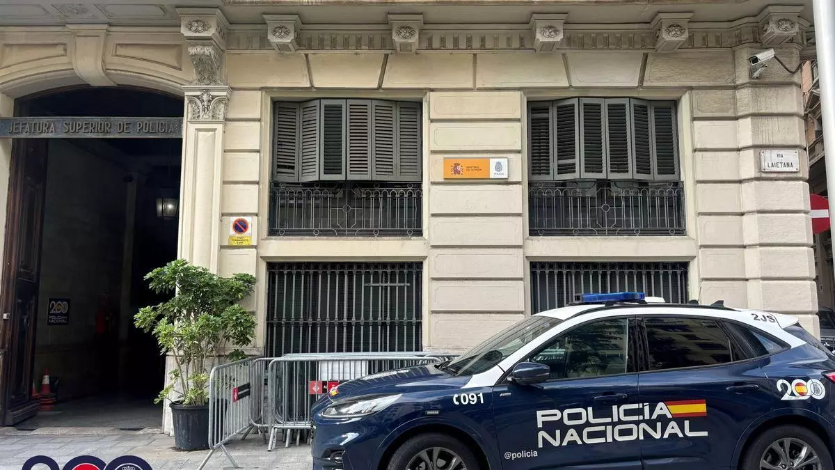 Un policía fuera de servicio evita un crimen machista en Barcelona y detiene a un hombre que clavó un cuchillo a su expareja