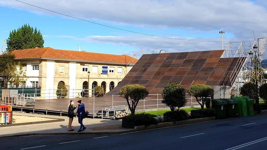 Vista del montaje del enorme tobogán de nieve de la Navidad en Vigo 2021.