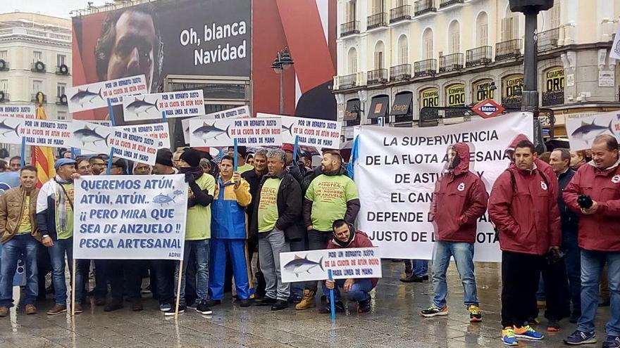 Los pescadores, en las calles de Madrid; a la derecha, un grupo de asturianos.