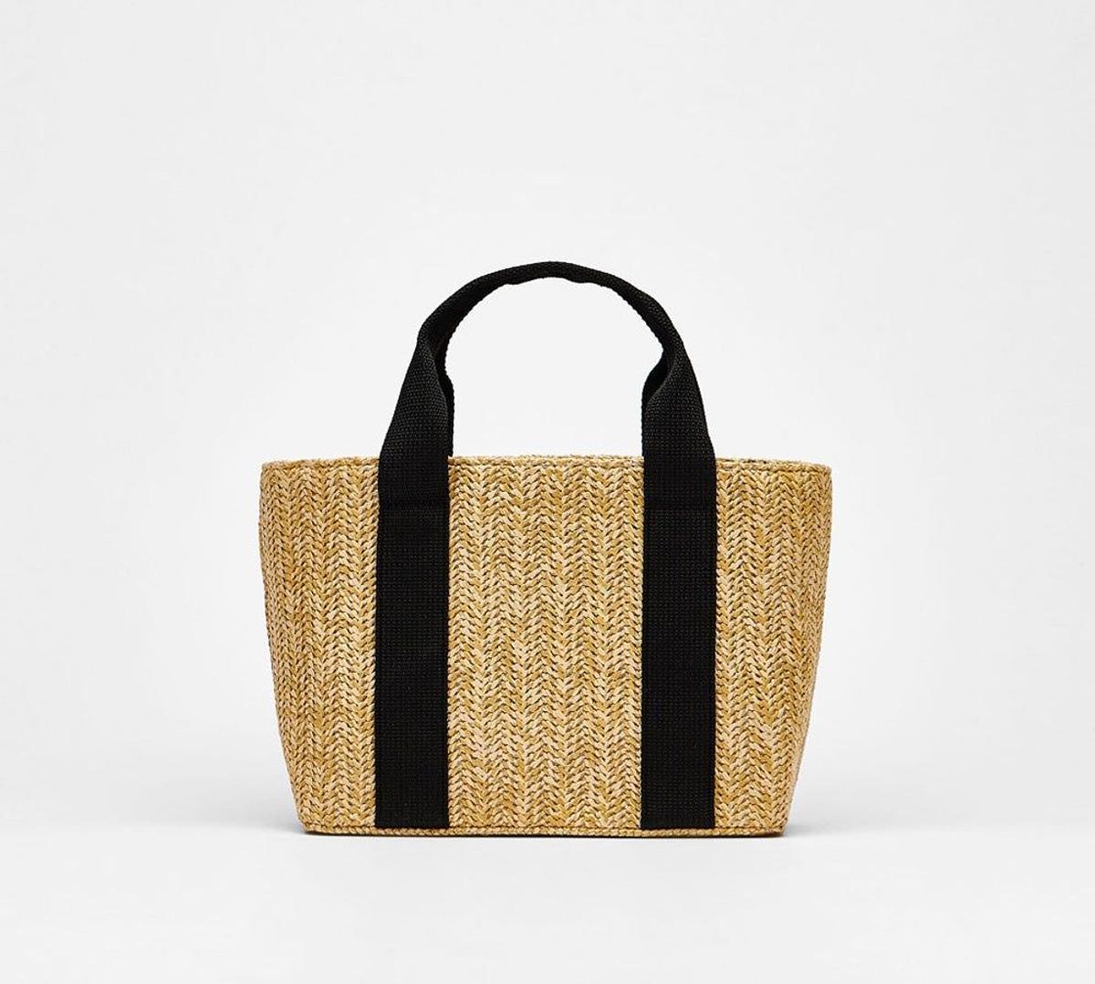 Bolso de yute de Bershka (Precio: 17, 99 euros)